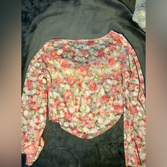 I am selling this lacey floral top that would be perfect for the summer🩷 - Picture 4 of 4